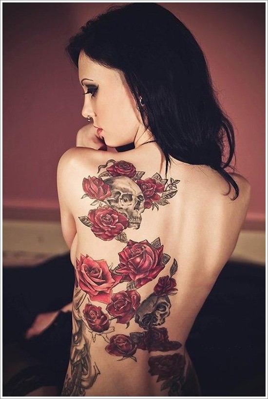 originale combinazione e dipinto molte rose con cranio tatuaggio pieno di schiena