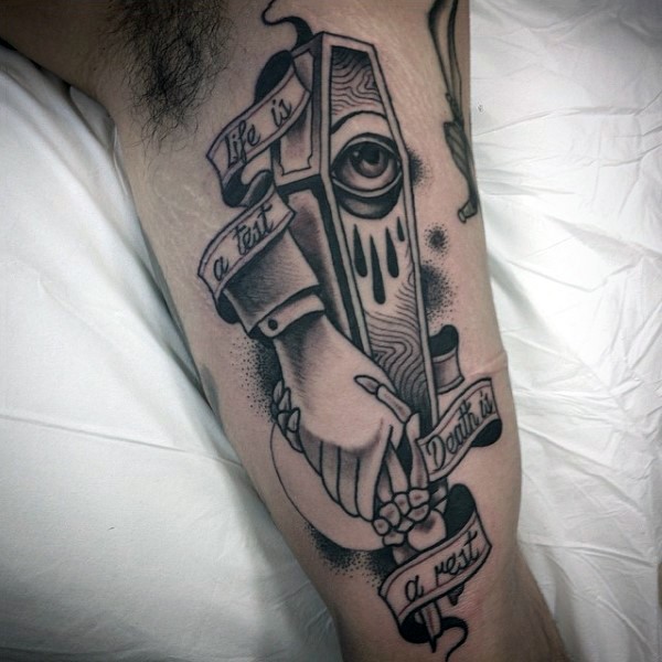Tatuaje en el brazo, ataúd misterioso  con manos y inscripciones