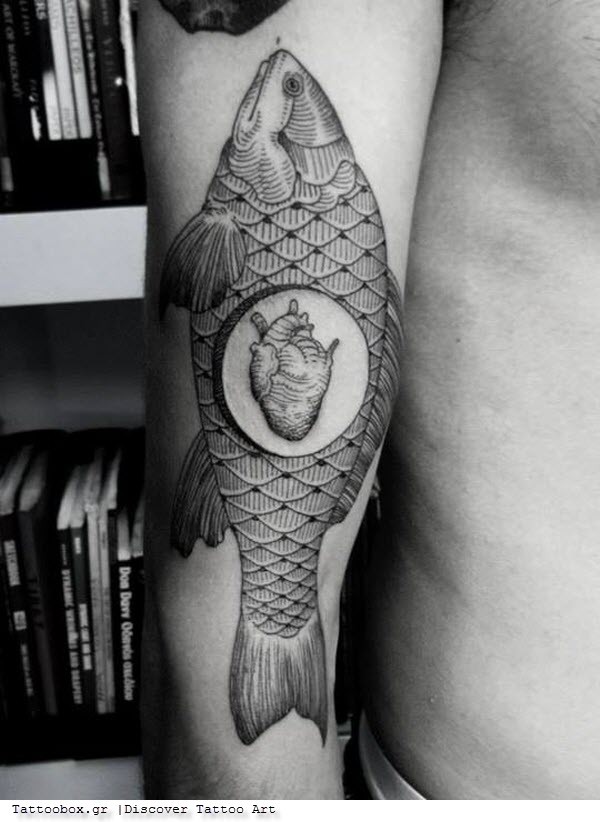 Original kombiniertes schwarzes großes Fisch Tattoo am halben Ärmel stilisiert mit menschlichem Herzen