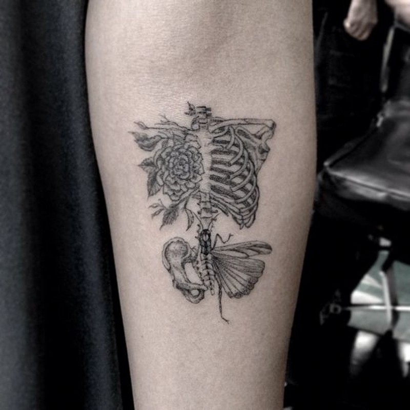 originale combinazione inchiostro nero scheletro con fiore e farfalla tatuaggio su braccio