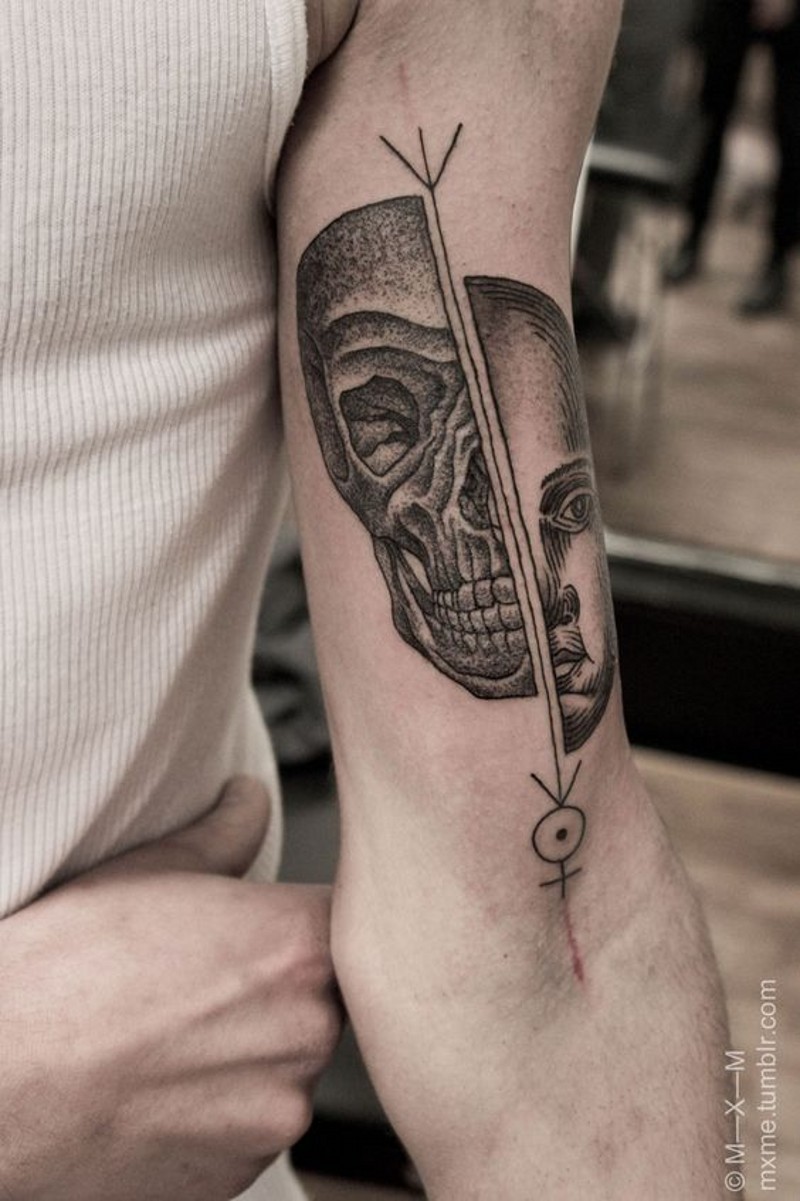 originale combinazione inchiostro nero cranio con faccia tatuaggio su braccio