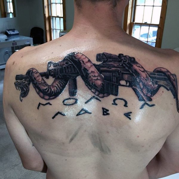 Tatuaje en la espalda,  fusil de francotirador con serpiente largo