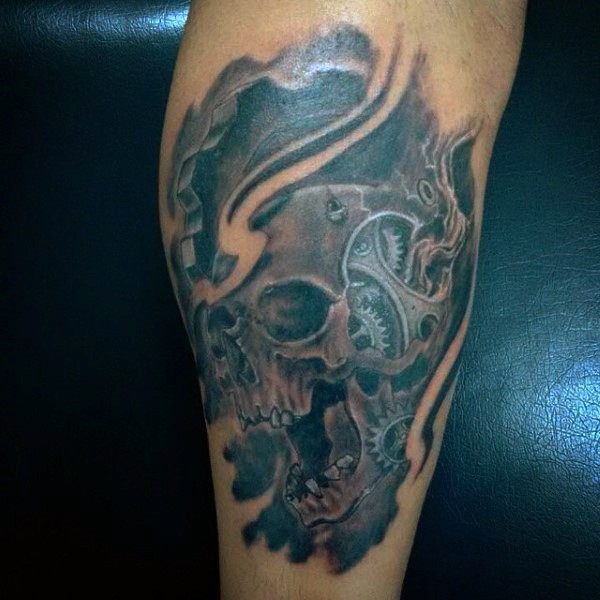 Tatuaje en el brazo, cráneo de hierro con mecanismos diferentes