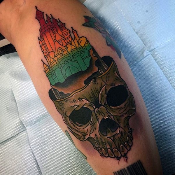 Tatuaje en la pierna,
castillo multicolor y cráneo viejo