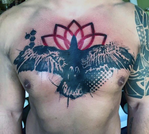 Tatuaje en el pecho,  cuervo negro y loto rojo