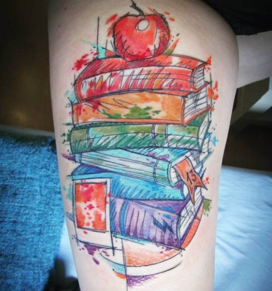 Originales Design farbige Aquarell Bücher mit rotem Apfel Tattoo an der Oberseite