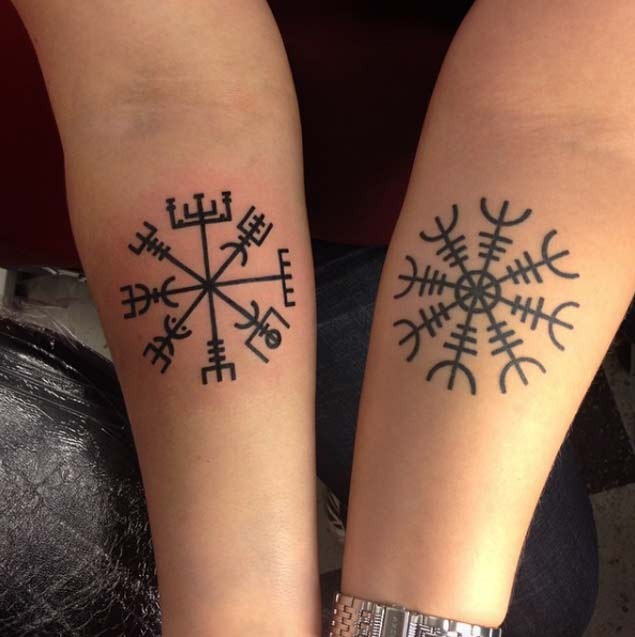 Originales Design dunkles schwarzes symbolisches Tattoo an beiden Unterarmen mit Schneeglöckchen