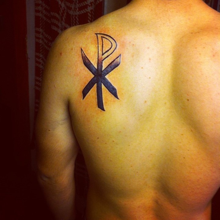 Tatuaje en el hombro,
cristograma simple  negro blanco