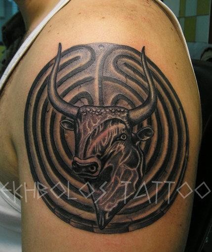 Original Design Stier in Kreis geformt spezielles Symbol detailliertes Oberarm Tattoo