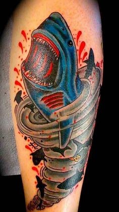 Originaler großer blutiger Hai im Wirbel Tattoo am Bein