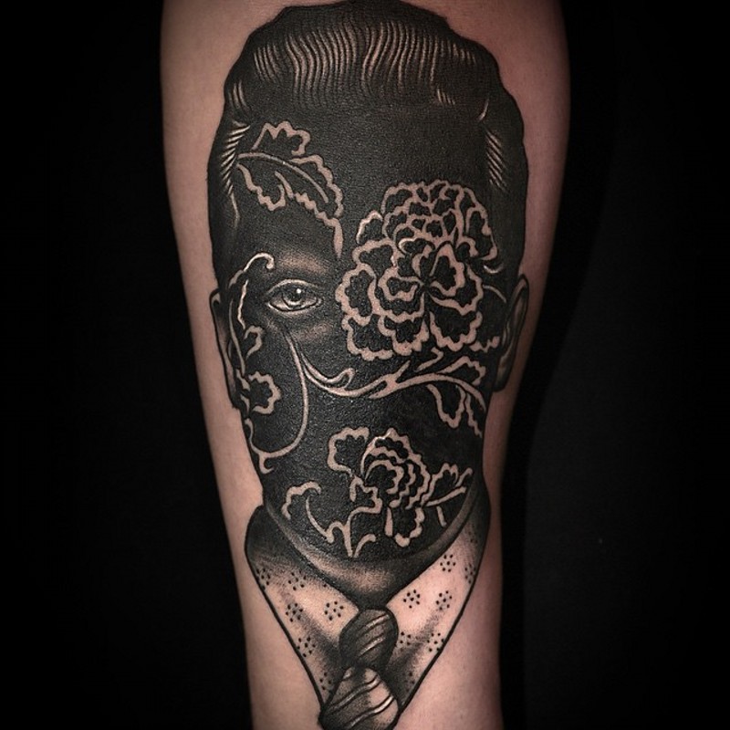 originale disegno nero e bianco mistico ritratto con fiori tatuaggio su coscia