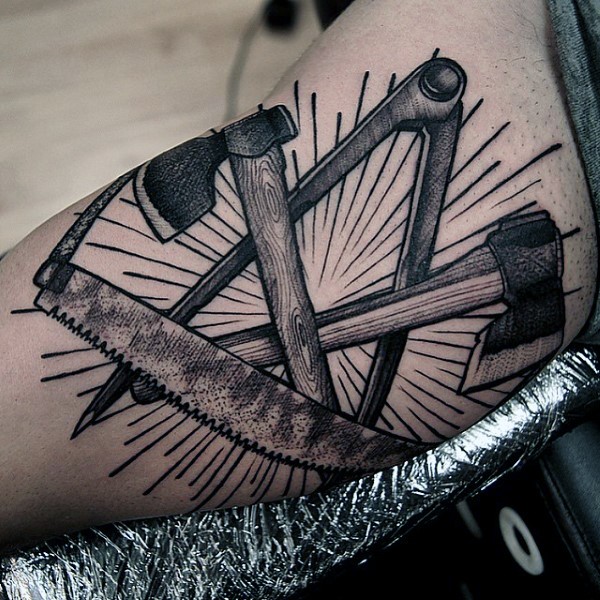 originale disegno  nero e bianco vari strumenti tatuaggio su braccio