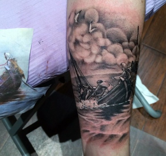 originale disegno inchiostro nero nave che affonda tatuaggio su gamba
