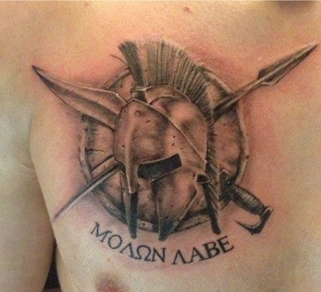 Tatuaje en el pecho,  сasco espartano con armas cruzadas y escudo