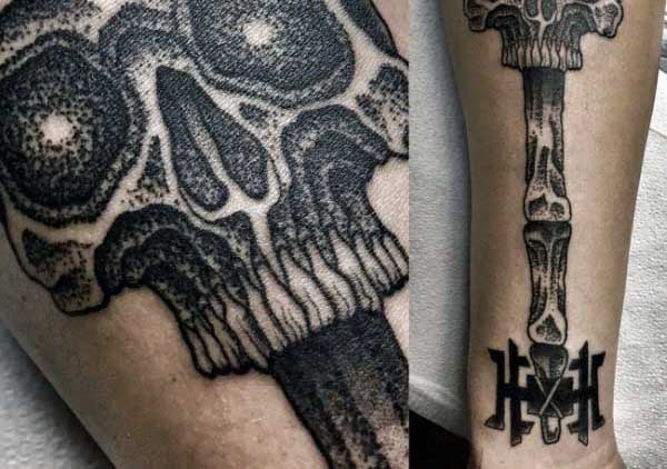 Tatuaje en el antebrazo, llave horroroso formado de cráneo y huesos
