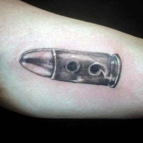originale disegno nero e bianco proiettile tatuaggio su braccio