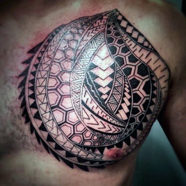 Originales Design kleines schwarzes polynesisches Tattoo an der Brust