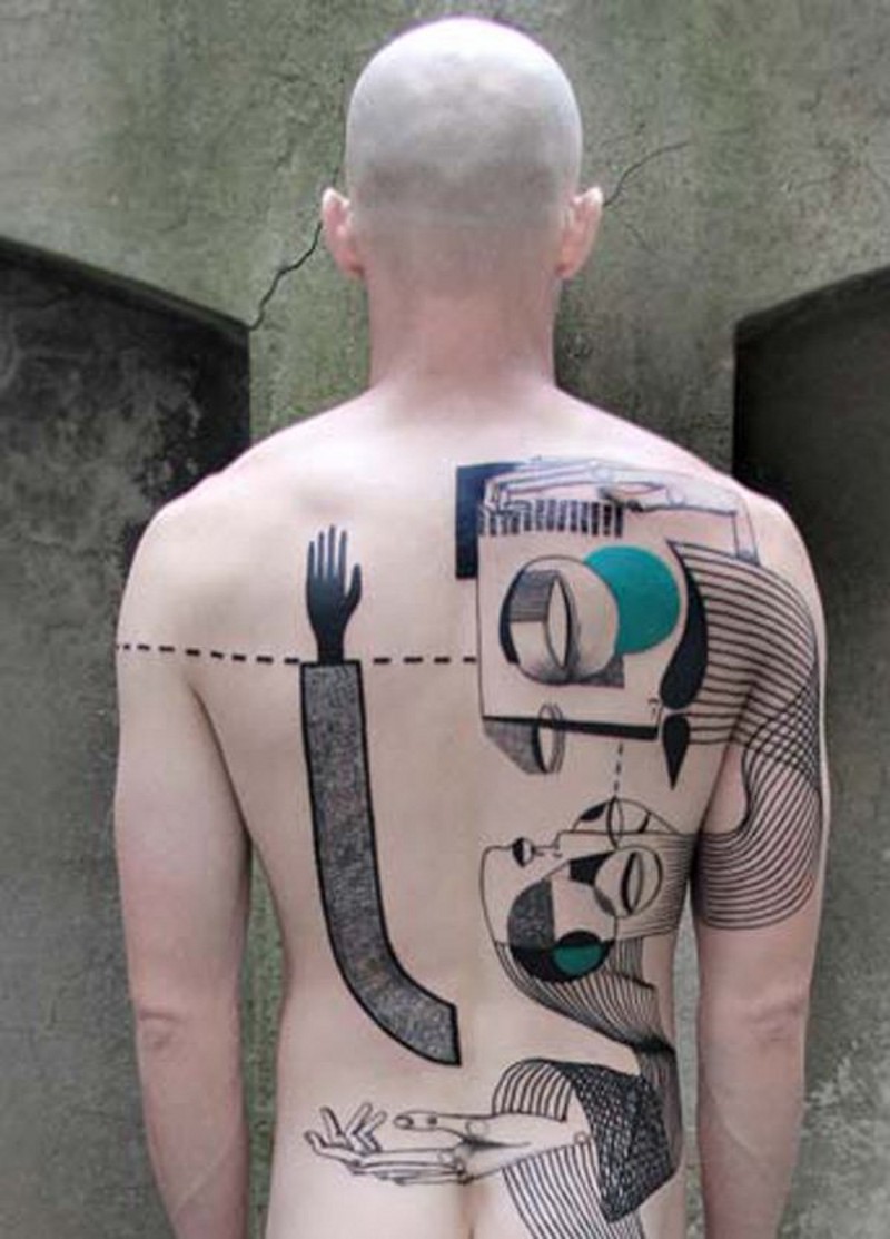 Tatuaje en la espalda,
abstracción extraña con diferentes formas