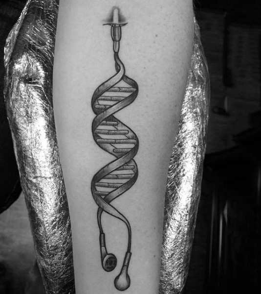Tatuaje en el antebrazo, auriculares en forma de ADN, color gris
