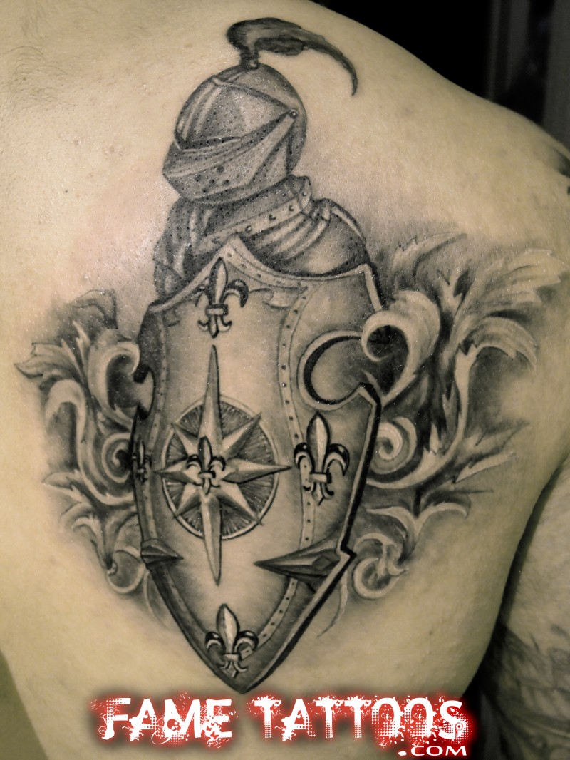 Original aussehender 3D detaillierter schwarzweißer  mittelalterlicher Ritter mit Schild Tattoo an der Schulter
