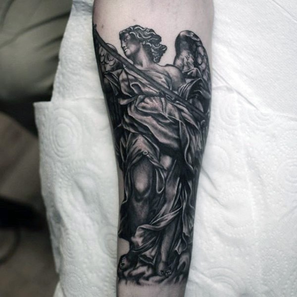 Original aussehendes schwarzweißes Unterarm Tattoo von Engel mit Speer Statue
