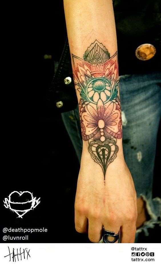 Originale mehrfarbige Blumen Tattoo am Handgelenk