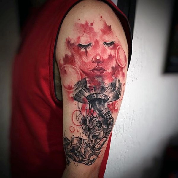 Tatuaje en el brazo, mecanismo y rostro de mujer