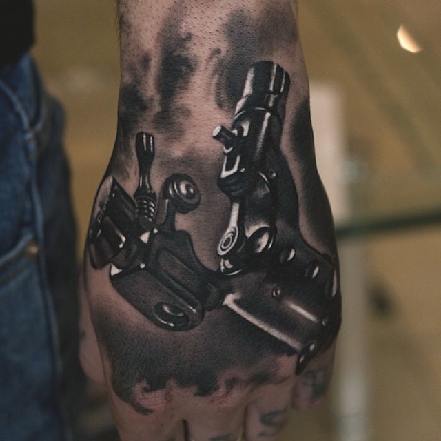 Tatuaje en la mano, dispositivo mecánico estupendo volumétrico