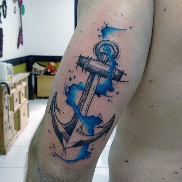 Tatuaje en el brazo, ancla grande con ola azul