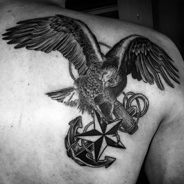 Tatuaje en el omóplato, águila con ancla y estella en garras