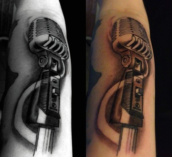 Tatuaje  de micrófono fascinante muy realista