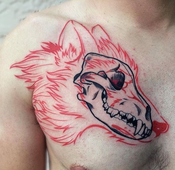 Tatuagem original de caveira de animais pintada e colorida no peito combinada com a cabeça de lobo vermelho