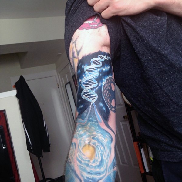 Tatuaje en el brazo, ADN magnífico con cosmos maravilloso