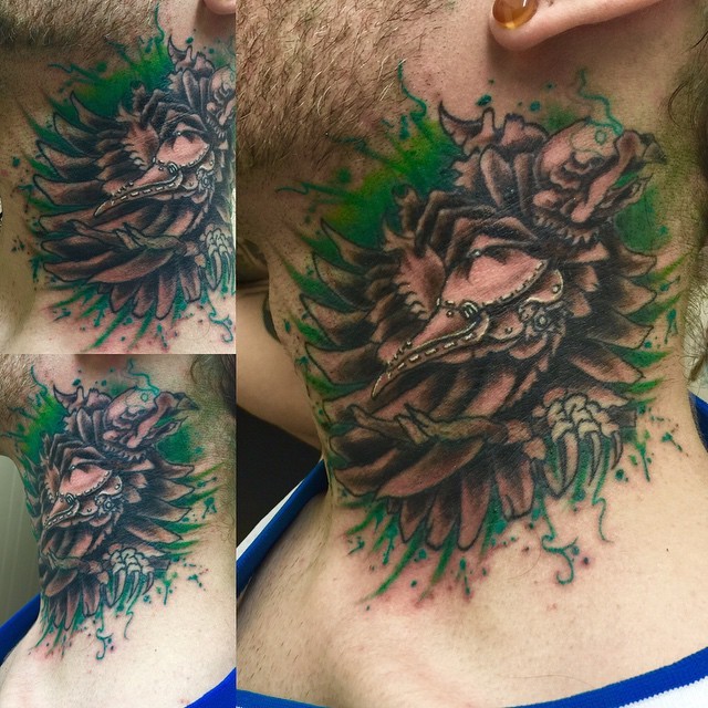 Tatuagem original de garganta pintada e colorida de ave com máscara de médico de peste