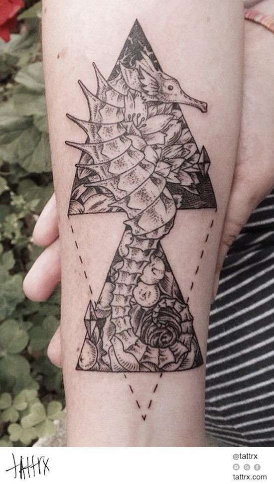 Originales gemaltes großes geometrisches Tattoo mit Seepferd am Arm