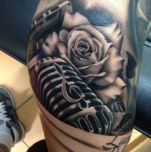 Tatuaje en el brazo, micrófono retro volumétrico con rosa gris
