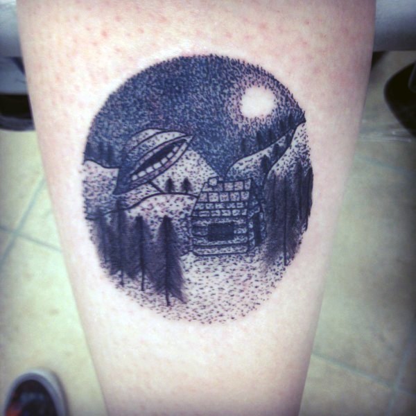 Tatuaje en la pierna, nave extraterrestre y casa de ladrillo, estilo interesante