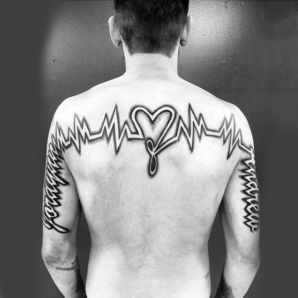 Originales schwarzweißes Herzrhythmus Tattoo am oberen Rücken