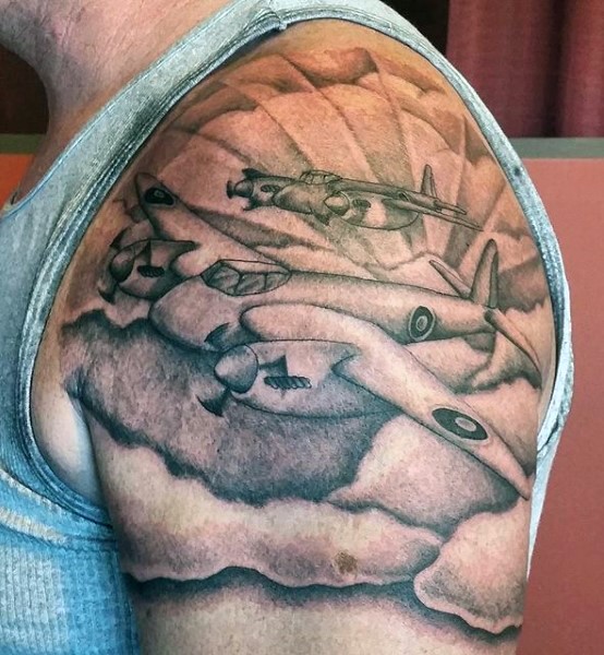 Tatuaje en el brazo, aviones de combate en el cielo, colores negro blanco
