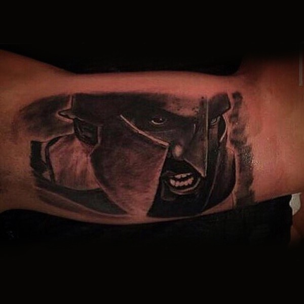 Tatuaje en el brazo, guerrero espartano intrépido, colores negro blanco
