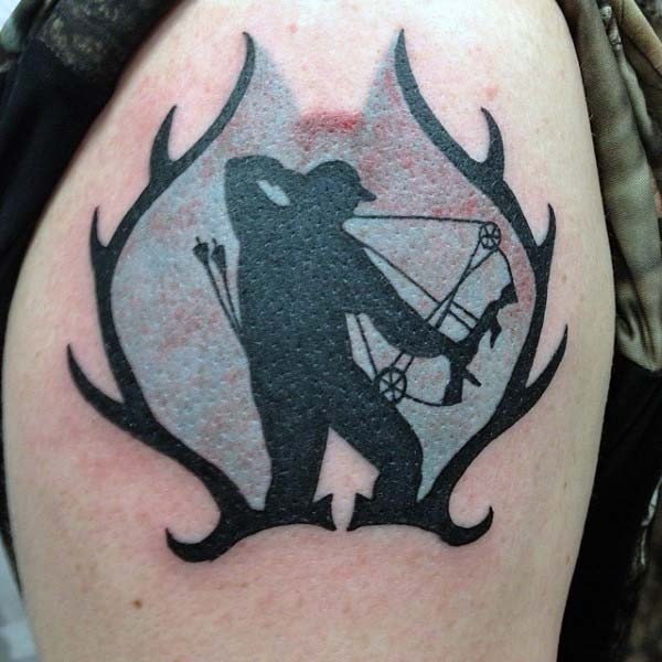 Tatuaje en el muslo, silueta de arquero, dibujo exclusivo