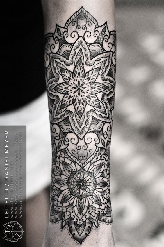 originale dipinto inchiostro nero fiore con ornamento tatuaggio su braccio