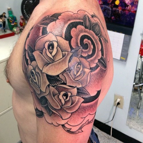 Tatuaje en el brazo, flores exóticas de tinta negra