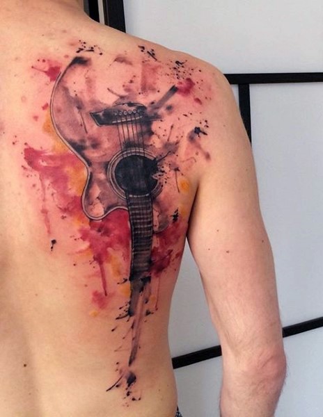 Tatuaje en la espalda, guitarra acustica con manchas de pintura