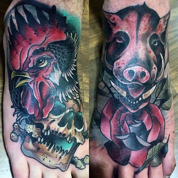 originale dipinto colorato e dettagliato testa di gallo e cranio con maiale tatuaggio su piedi