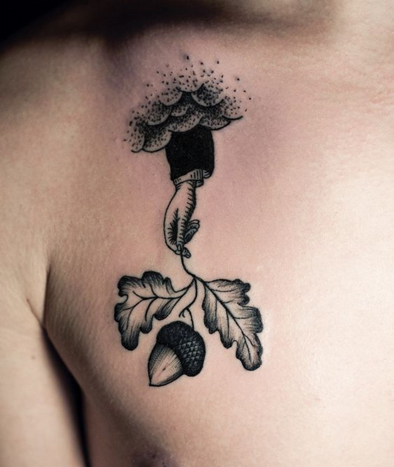 Tatuaje en el pecho,  mano en el cielo con hojas y bellota