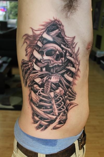 Tatuaje en el costado, esqueleto en costillas rotas