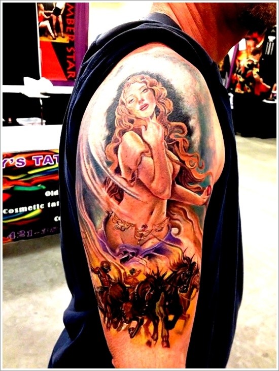 Tatuaje en el brazo, mujer divina y manada de caballos