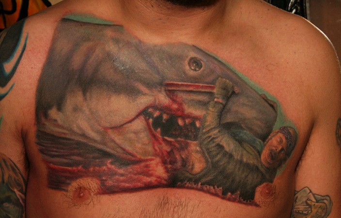 Tatuaje en el pecho,  hombre que lucha con tiburón en sangre