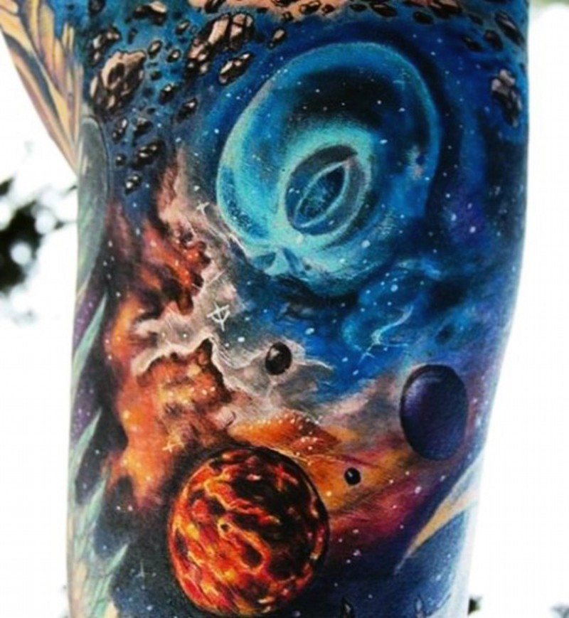 Tatuaje en el brazo, extraterrestre pequeño en cosmos profundo